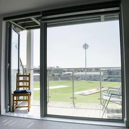 Bright 2 Bedroom In *